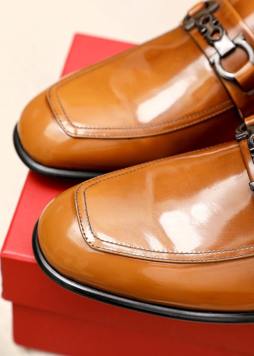 Men's shoes 💰462 💐 Product trademark: Ferragamo "Ferragamo" casual leather shoes Regular size: 38-44 (45.46.47🉑️Customized) Product materials: Selected imported open-edge beaded cowhide leather upper + classic hardware buckle, imported water-dyed cowhide leather lining. Strong three-dimensional visual effect, original outsole color: 1⃣️color optional